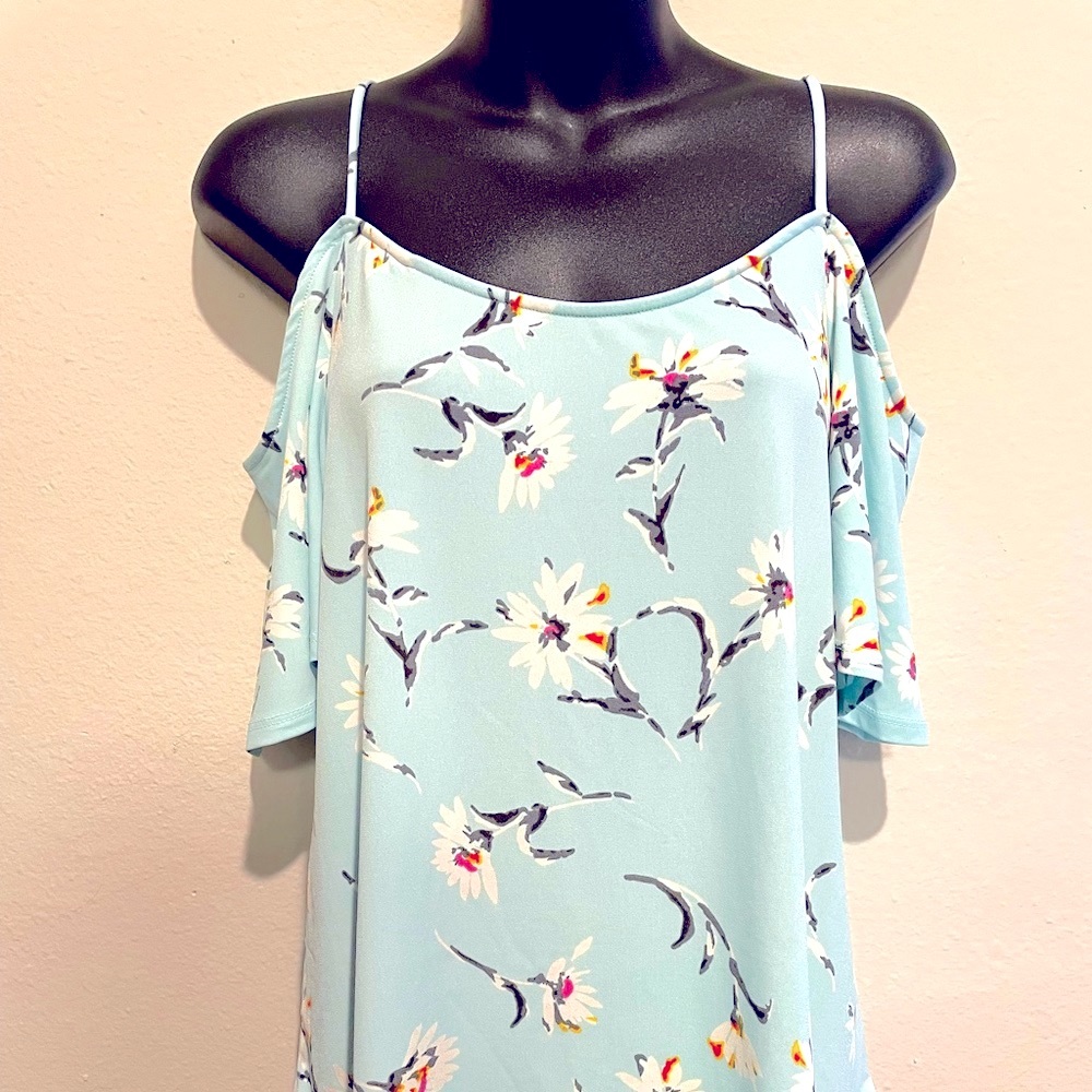 Kaleigh Cold Shoulder Blouse Medium.